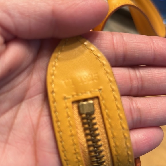 LV Saint Jacques timeless and classic handbag is made of Epi leather. - Picture 5 of 5